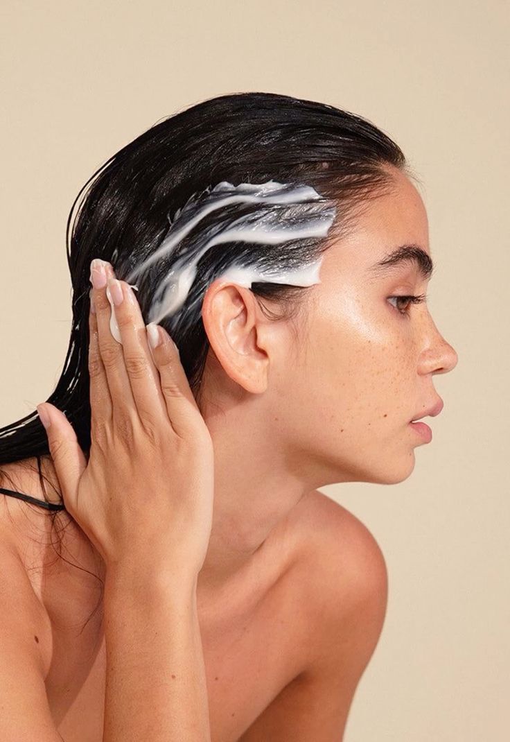 Comment éviter d'alourdir ses cheveux avec trop de soins ?